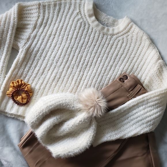 American Eagle Outfitters Sweaters - ☀️Cozy White Sweater